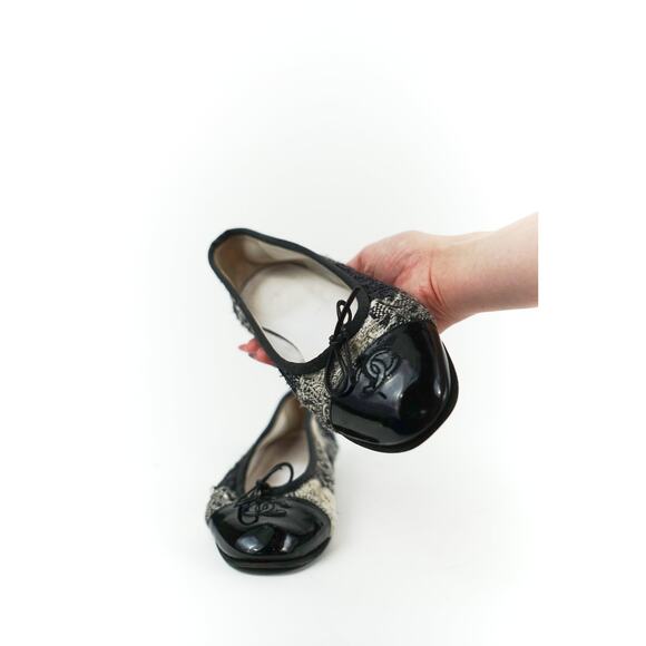 Chanel Black and White Tweed Cap Toe Flats, FR 38 - Picture 13 of 15